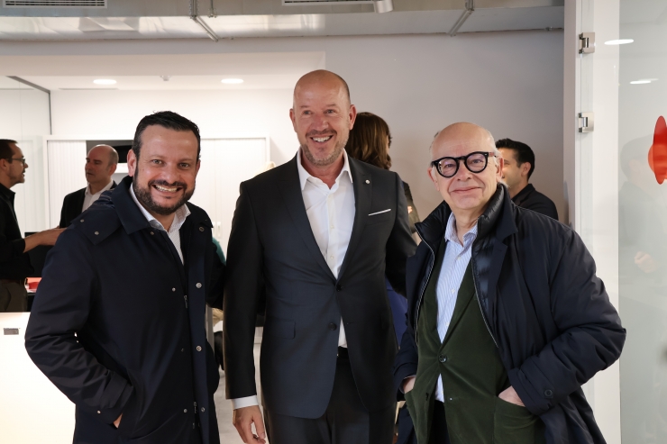 (d'esquerra a dreta) El director general d'opracions de Grup Pyrénées, Octavi Bardera, director executiu de Plana Fàbrega, Xavier Onielfa, i el president de Grup Pyrénées, Patrick Pérez.